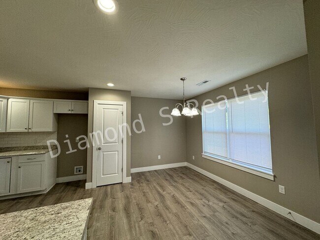 Building Photo - MOVE IN SPECIAL:  FIRST FULL MONTH FREE WI...