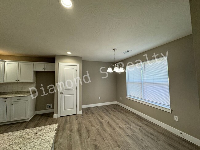 Foto del edificio - MOVE IN SPECIAL:  FIRST FULL MONTH FREE WI...