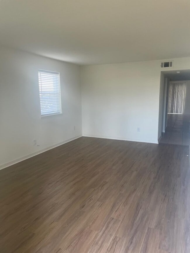 Foto del edificio - 5104 W Esplanade Ave