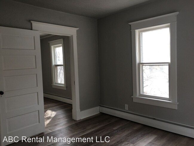 Building Photo - 3 br, 1 bath House - 920 River St