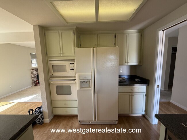 Building Photo - Lovely southeast Petaluma single level 3 b...