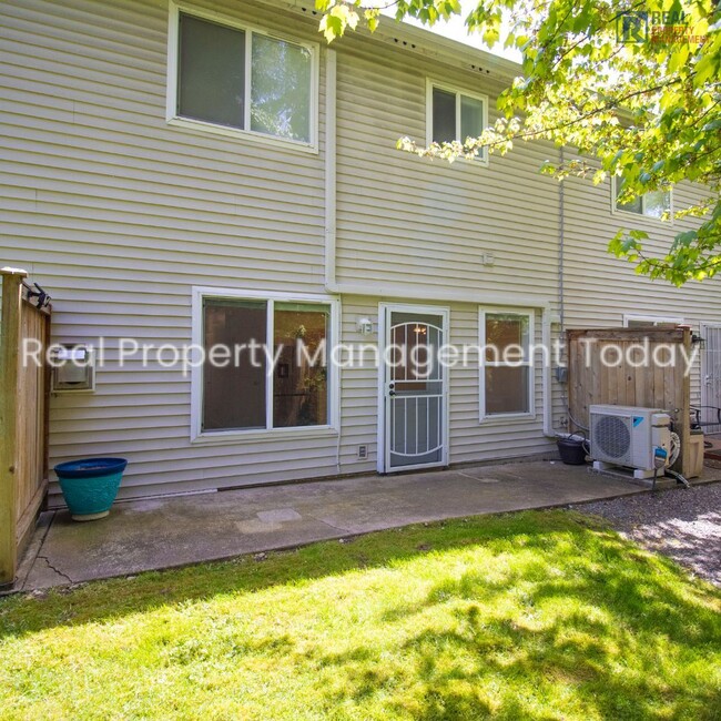 Building Photo - Cozy 2 Bedroom Townhouse + Garage!!