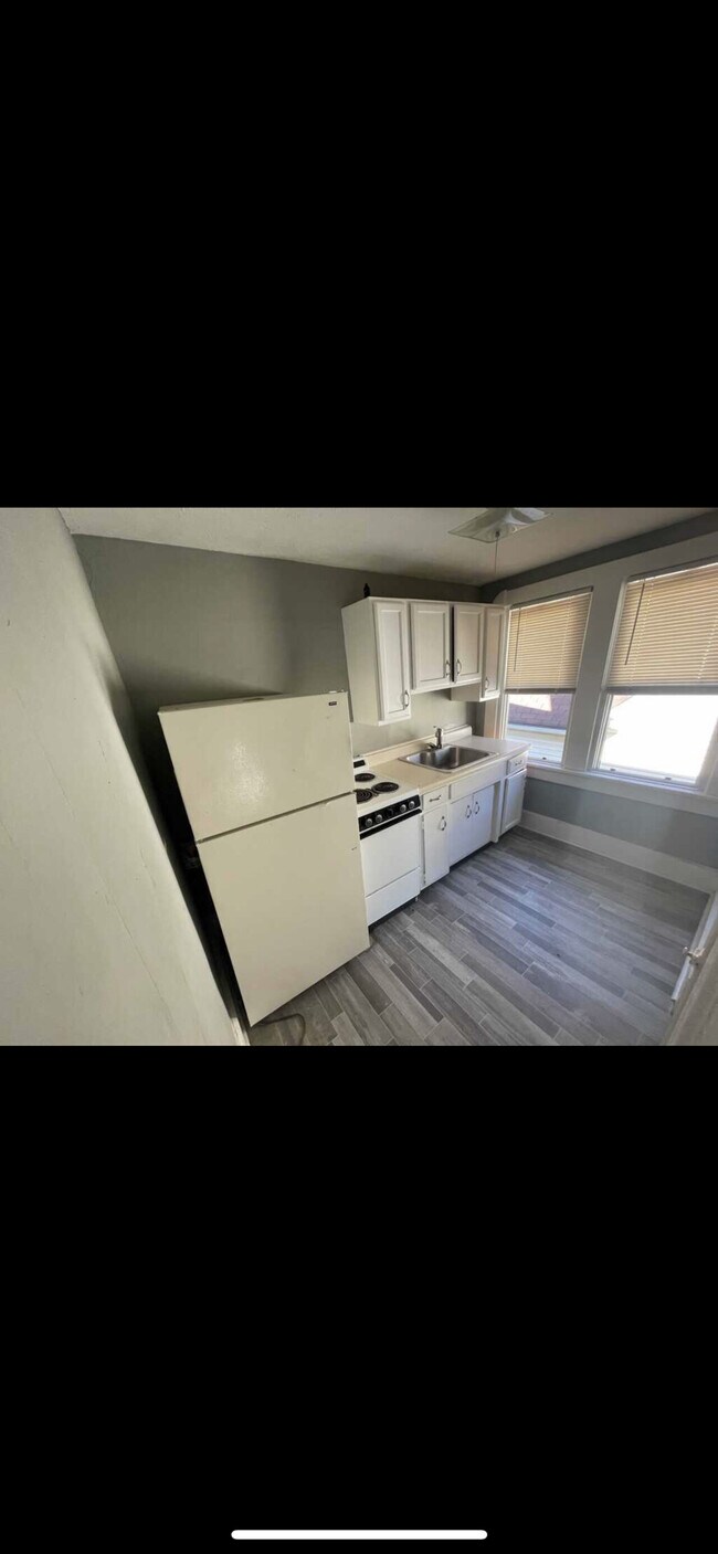 Building Photo - 1038 W Roache Units A/B - JRE