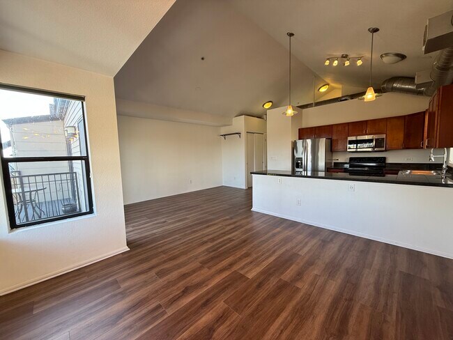 Mucha luz natural y techos altos. - 3069 Tejon St