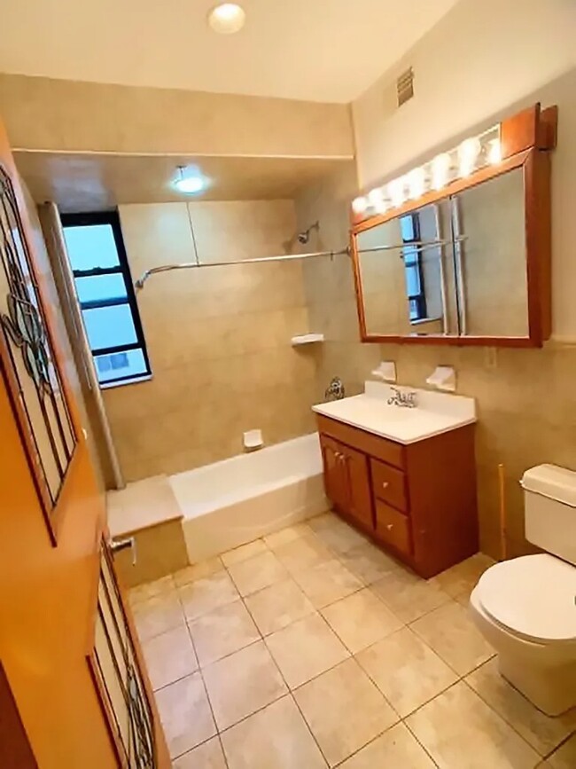 Foto del edificio - Furnished room-private bath/NOT APARTMENT