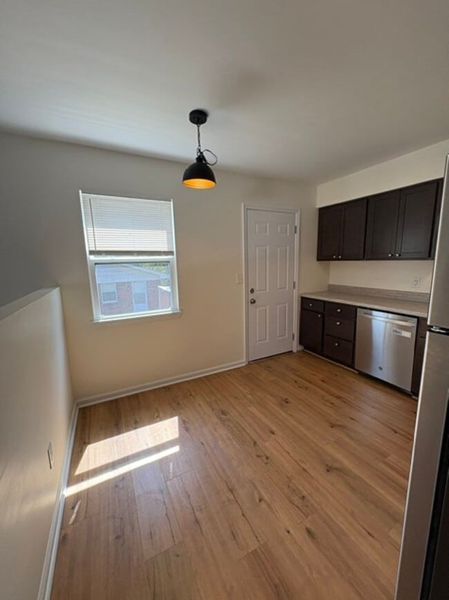 Building Photo - 4995/4997 Eastview Terrace