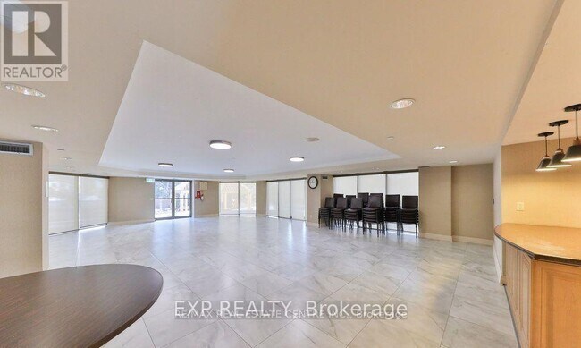 Photo du bâtiment - 335-2335 Webb Dr