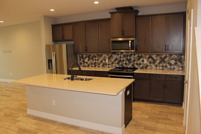 Building Photo - Stunning 3BD/2.5BTH + LOFT End Unit Townho...