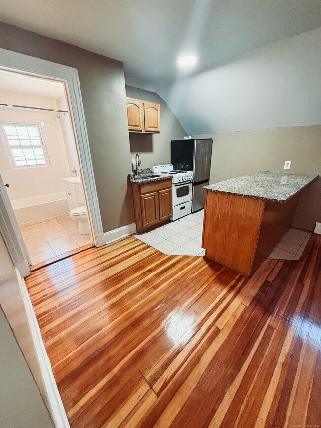 Foto del edificio - 62 Quaker Ln S
