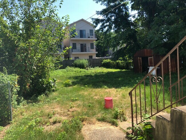 Building Photo - 270 Linden Ave