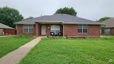 Building Photo - 2207 Woodcrest Dr