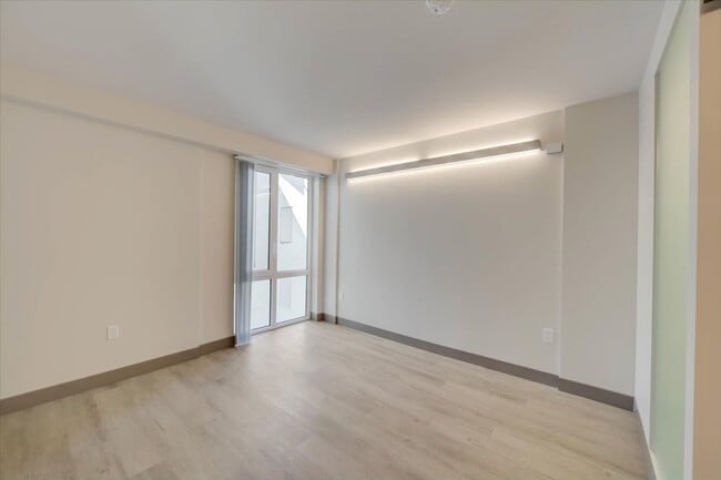 Interior Photo - 145 Leavenworth St