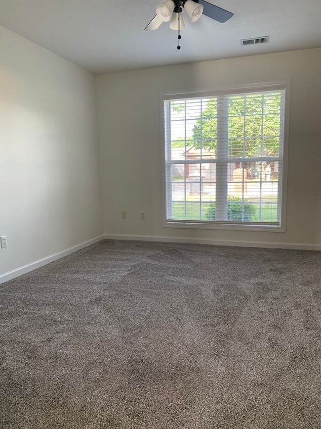 Building Photo - 3 Bed 2 Bath/2 Car Garage and Fenced in Yard!