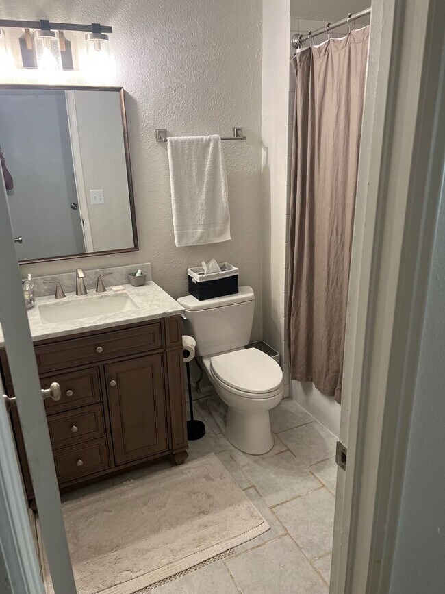 Foto del edificio - 5 Bedroom Home, Backs to Open Space, Walki...