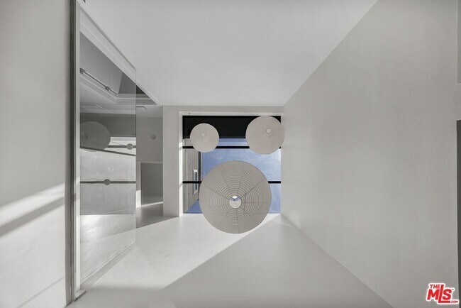 Building Photo - 141 Hollister Ave