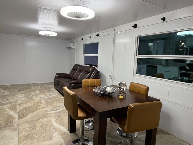 Foto del edificio - 1077 Fernlea Dr