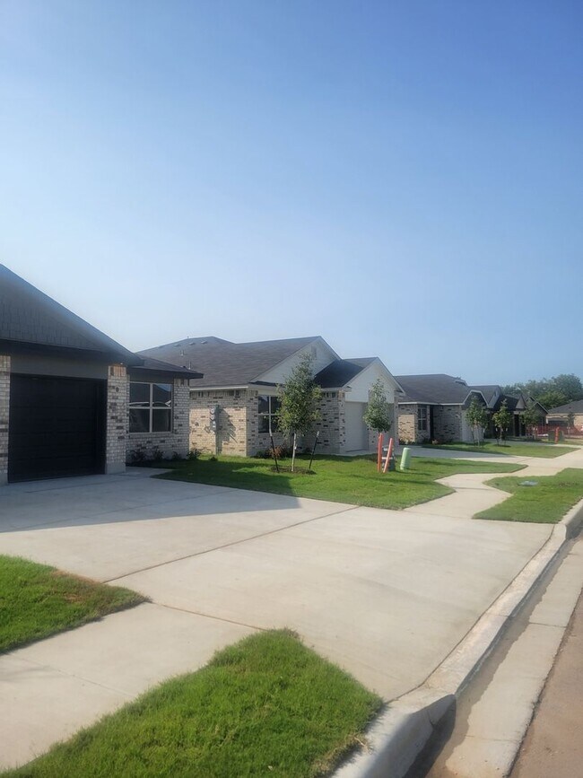 Building Photo - 3 Bedroom Duplex in Copperas Cove