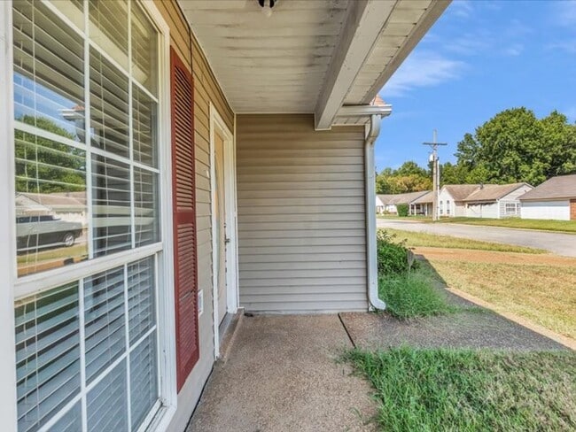 Building Photo - 2647 Waverly Dr