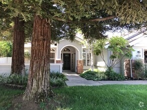 Building Photo - 1651 Valdora St