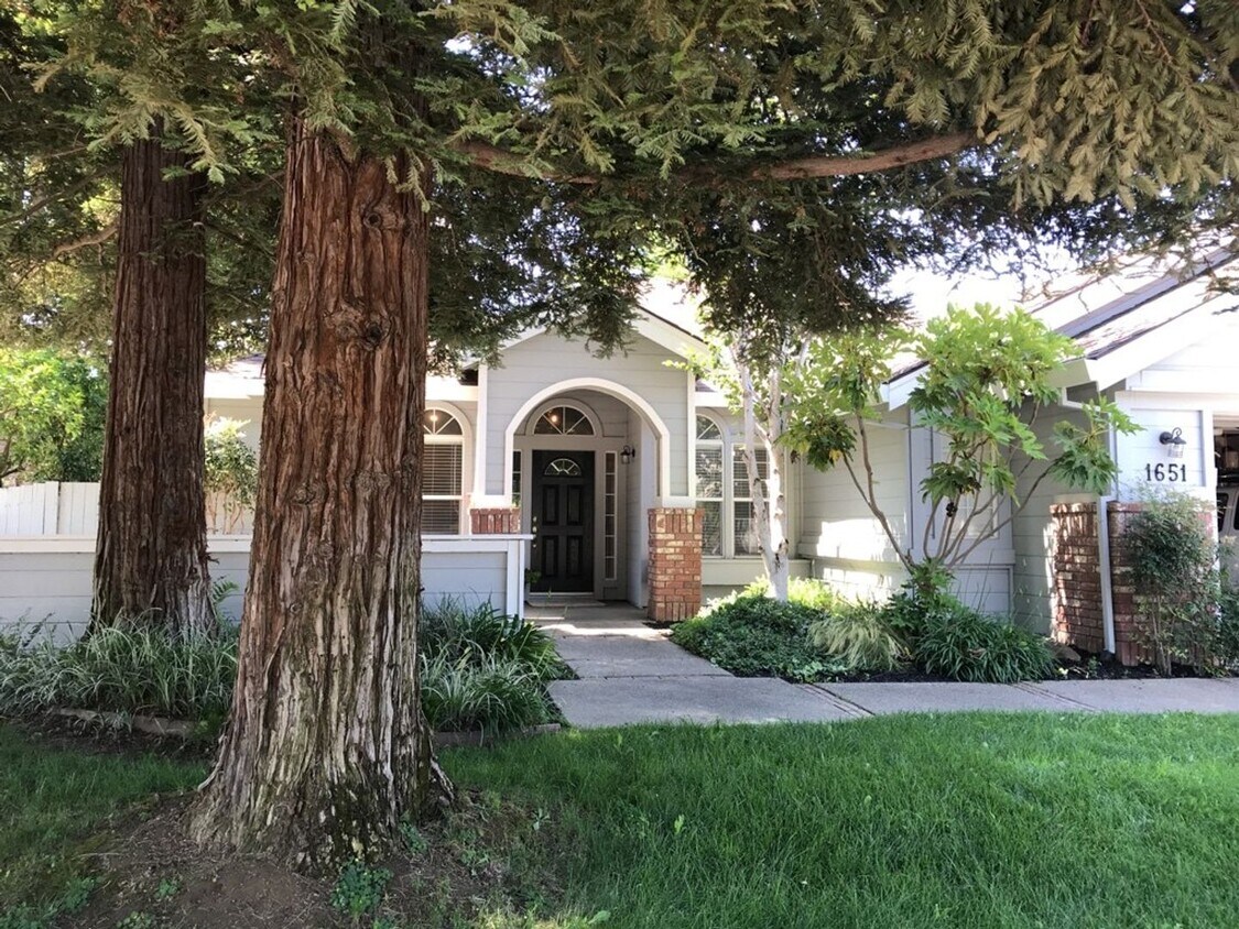 Primary Photo - Pristine 3 Bedroom 2 bathroom + Den in Sou...