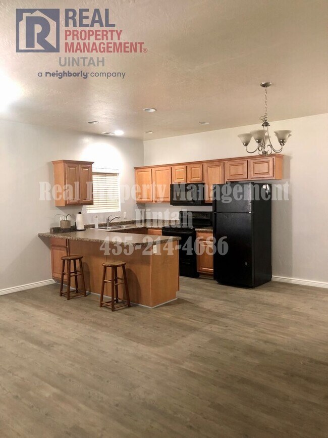 Foto del edificio - 3 Bed 2.5 Bath Townhome in Split Mountain.