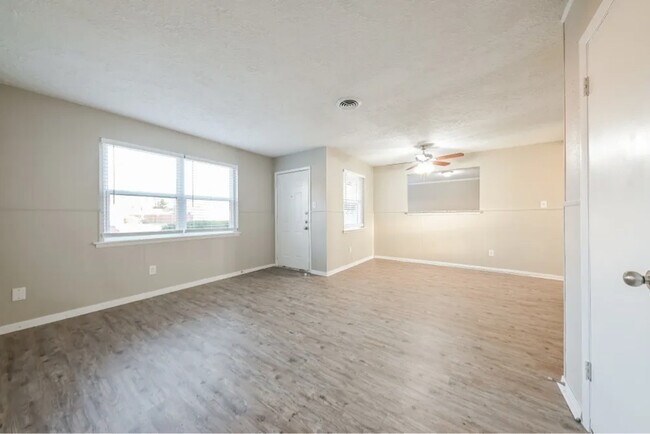 Foto del edificio - 3004 Albany Dr