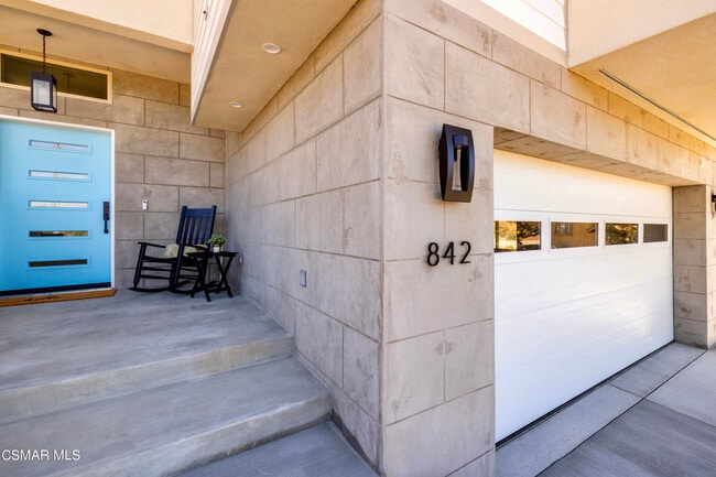 Building Photo - 842 Combes Ave