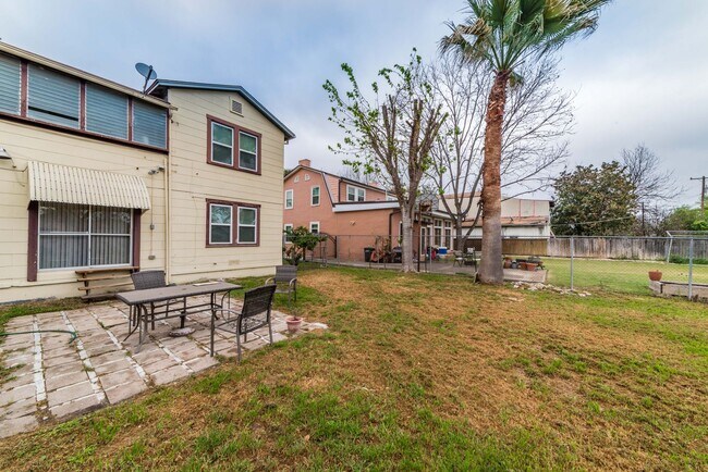 Foto del edificio - 2218 W Mistletoe Ave
