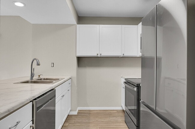 Foto del edificio - $1,745.95 -  2 Bed, 2 Bath Townhome in CO Springs with In Unit Laundry and Attached Garage!