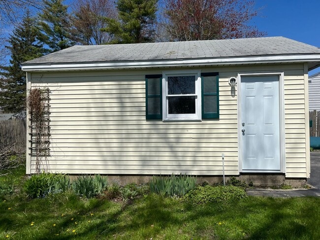 Foto del edificio - Three Bedroom Cape for Rent in Great Portland Neighborhood!