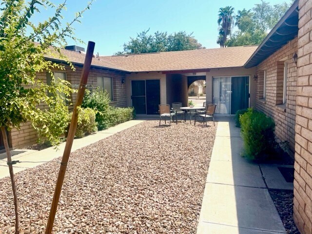 Foto principal - 6610 S Lakeshore Dr