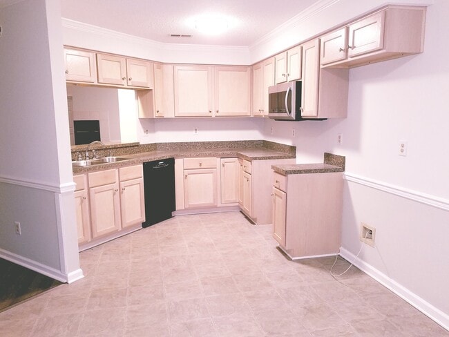 Building Photo - 2 Bedroom 2 Bath End Unit Townhome in Grafton