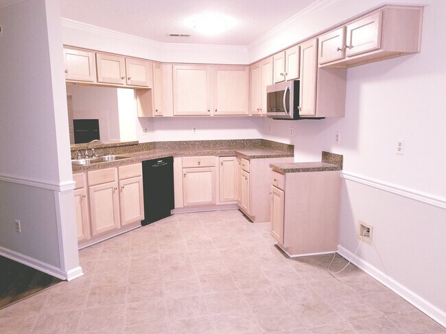 Foto del edificio - 2 Bedroom 2 Bath End Unit Townhome in Grafton