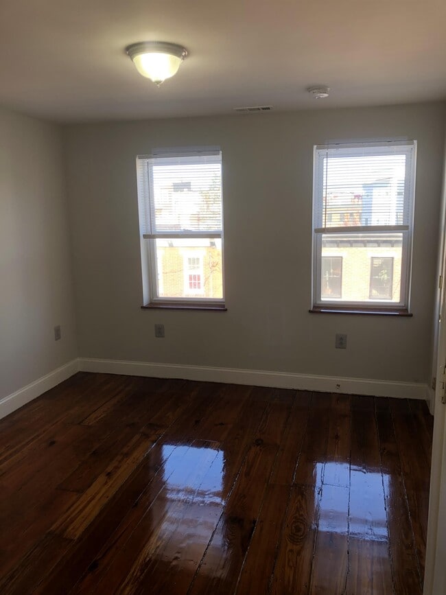 Building Photo - 866 Moyer St
