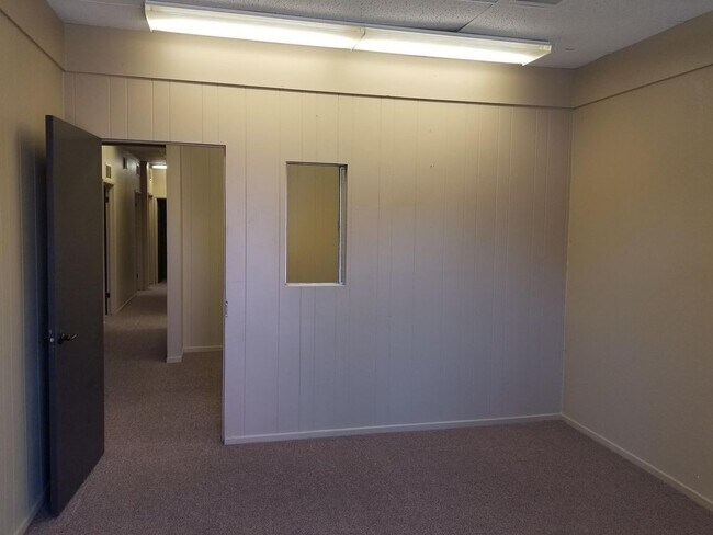 Building Photo - 1901 Railroad Ave - D