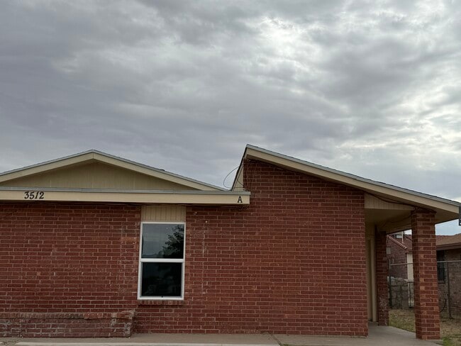 Building Photo - 3512 E Glen Dr