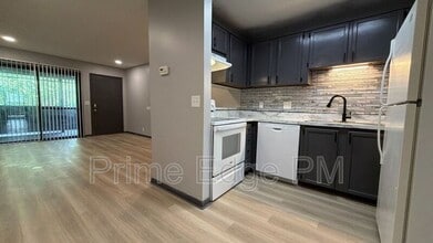 Building Photo - 1121 N 28th St