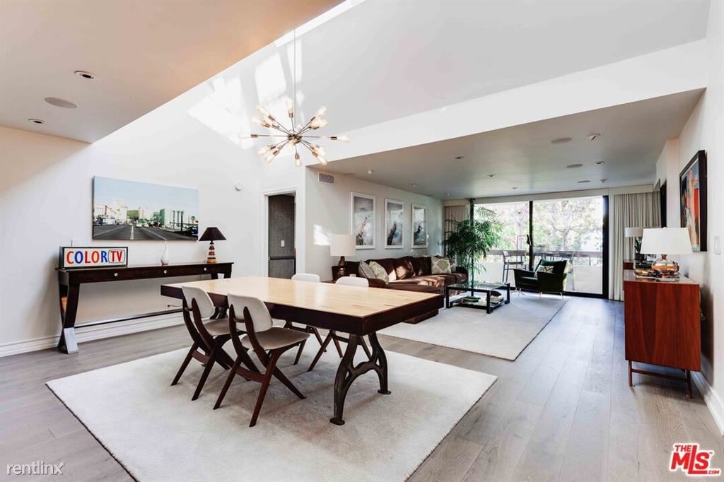 Primary Photo - 3 br, 3 bath Condo - 851 N Kings Rd Apt 303