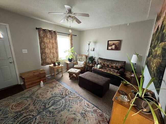 Foto del edificio - AVAILABLE SEPTEMBER - 1 BED 1 BATH