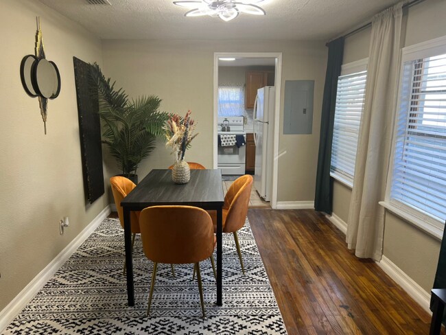 Foto del edificio - 6613 Grace Ln