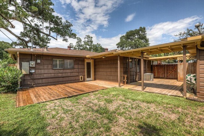 Building Photo - 5101 De Lange Ln