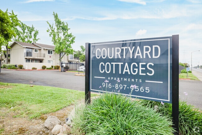 Letrero del monumento - Courtyard Cottages