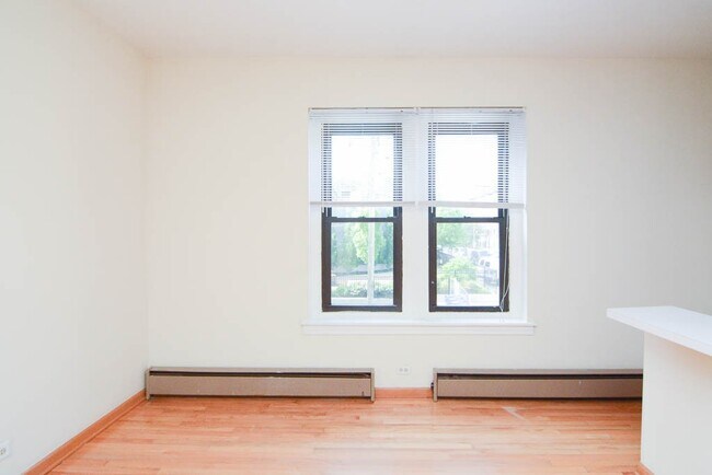Foto del edificio - 633 W Barry Ave