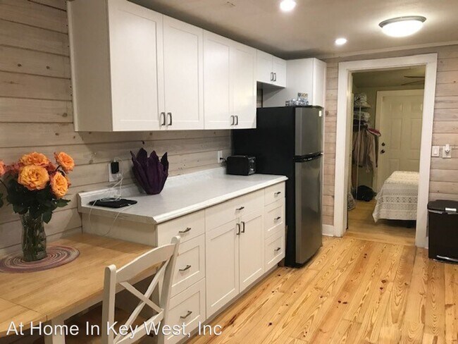 Building Photo - 1 br, 1 bath House - 716-B Emma Street