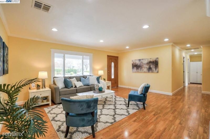 Foto principal - 3 br, 2 bath Apartment - 43361 Cedarwood Dr