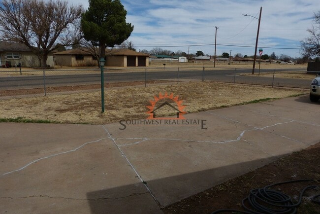 Building Photo - Spacious 3 bedrooms 2 bath family home.