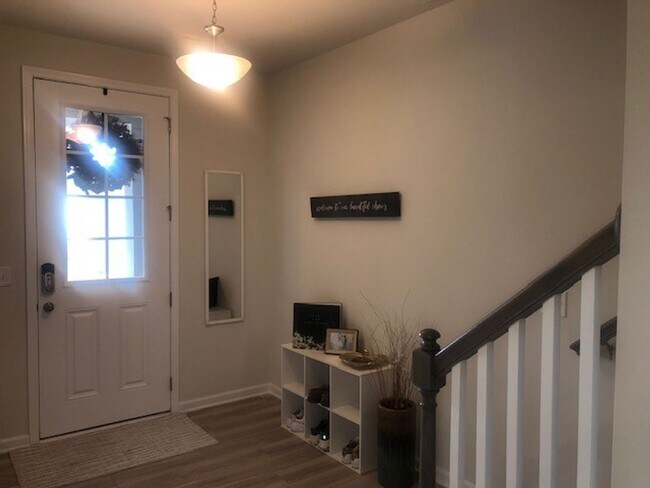 Foto del edificio - 1 Year Old- End Unit - Four Bedroom w 3.5 ...