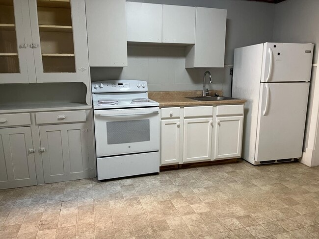 Building Photo - 305 7th St