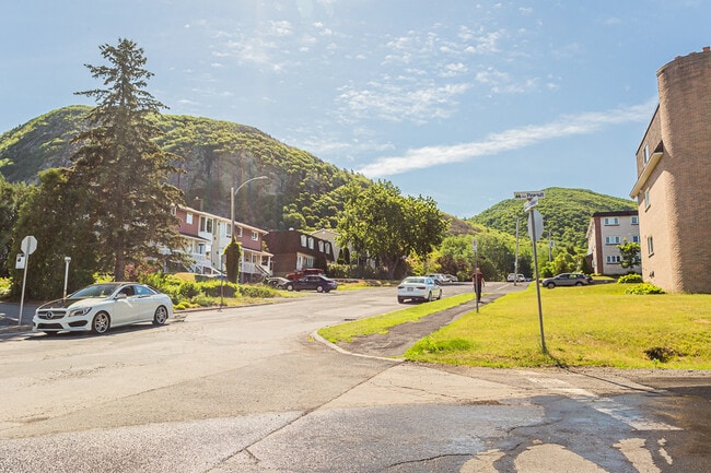 Building Photo - 305 Rue Pineault