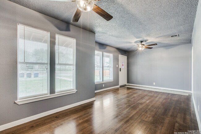 Foto del edificio - 1306 Oblate Dr